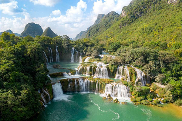 The Detian Transnational Waterfall Scenic Area